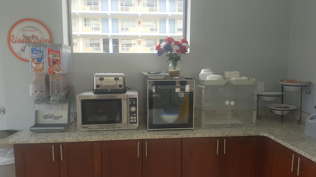 Howard Johnson By Wyndham Virginia Beach At The Beach Екстер'єр фото